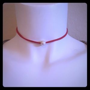 Pink faux pearl choker with gold finishings